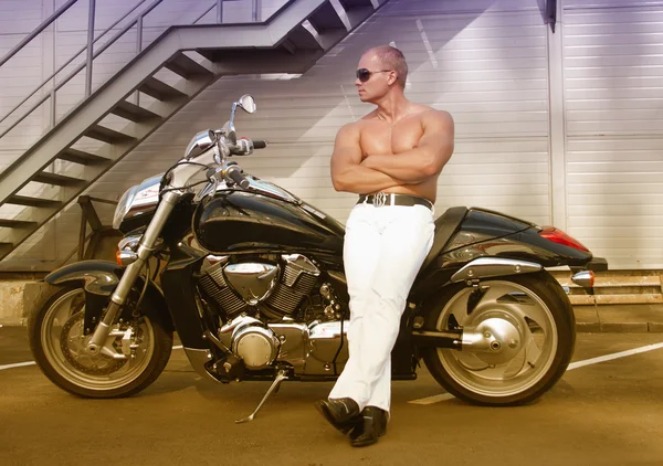 Shirtless kavkazské motorkář — Stock fotografie