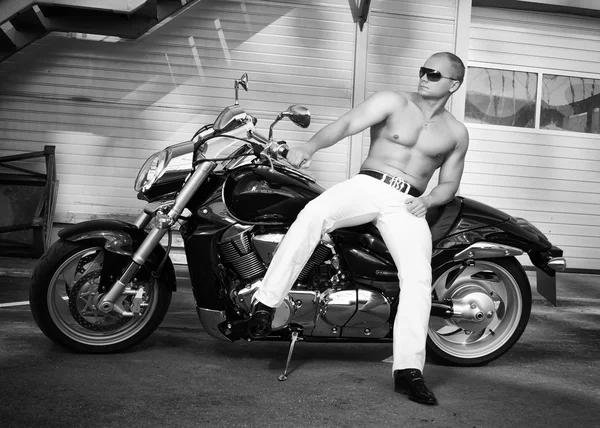 Motociclista caucásico sin camisa — Foto de Stock