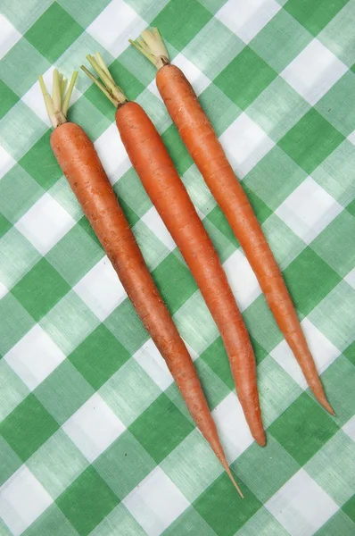 Morötter på grön rutig duk — Stockfoto