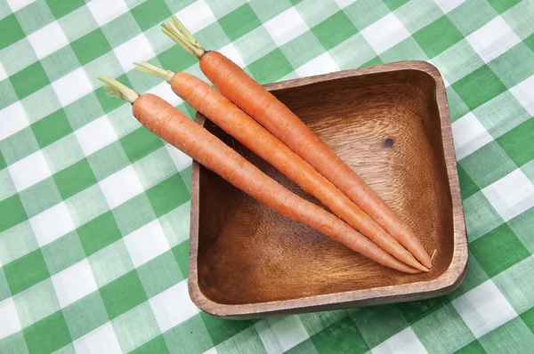 Чаша свежей моркови — стоковое фото