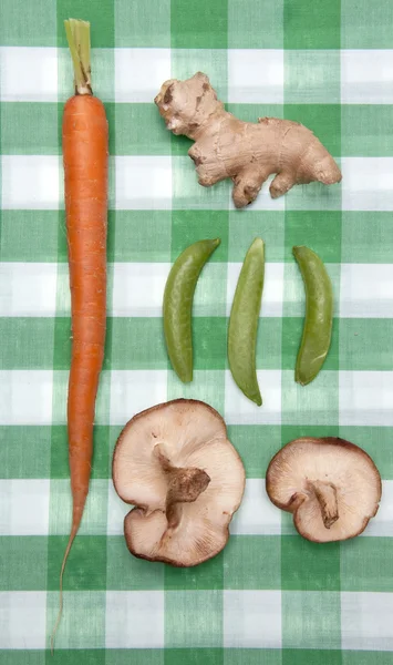 Grupp av grönsaker på en grön rutig — Stockfoto