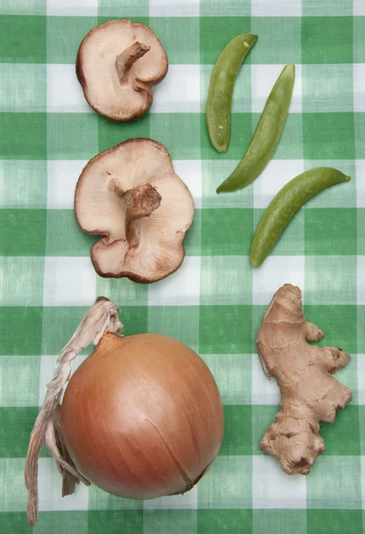 Grupp av grönsaker på en grön rutig — Stockfoto