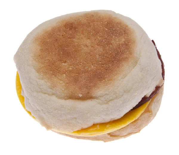 Pastırmalı yumurta ve peynir sandviç bir engl üzerinde — Stok fotoğraf