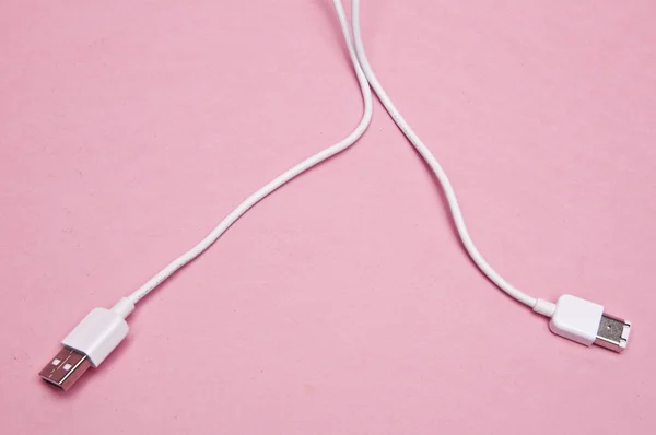 Počítačové kabely na růžové — Stock fotografie