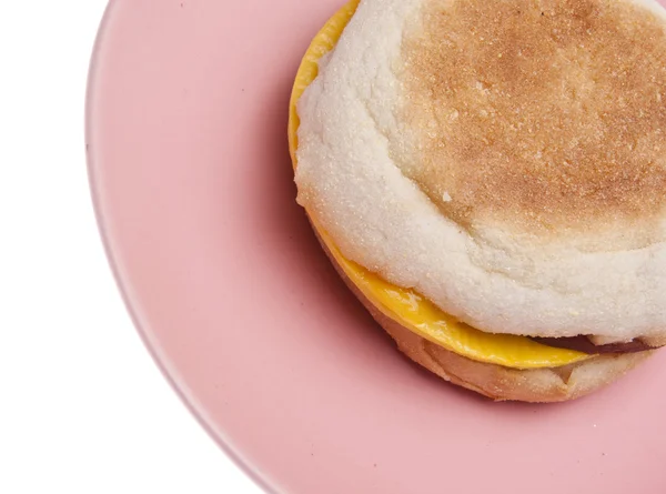 Sandwich de huevo y queso con tocino en un Engl —  Fotos de Stock