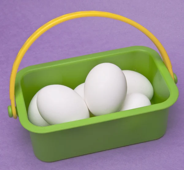 Яйца в корзине — стоковое фото