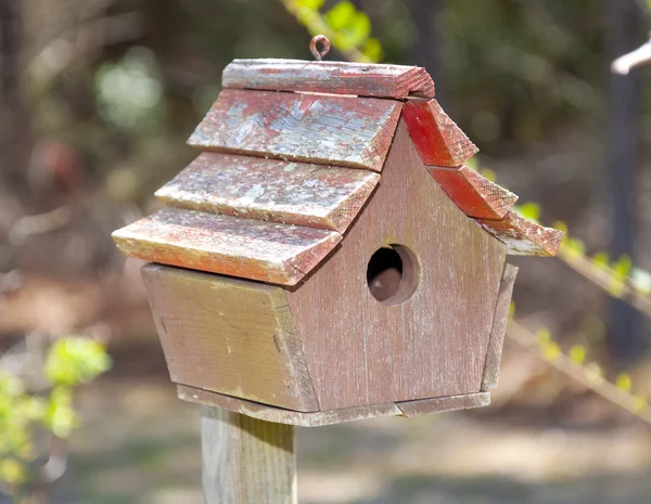 Versleten birdhouse — Stockfoto
