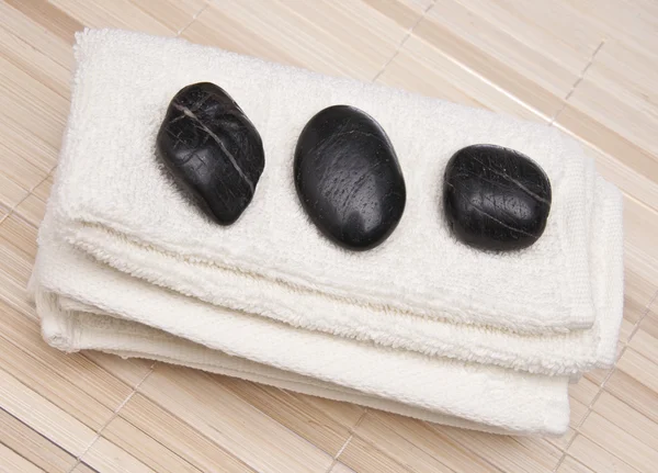 Asciugamano con pietre da massaggio — Foto Stock