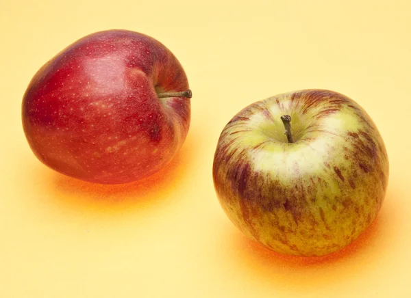 Manzanas sobre amarillo —  Fotos de Stock