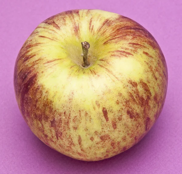 Apple на фиолетовом — стоковое фото