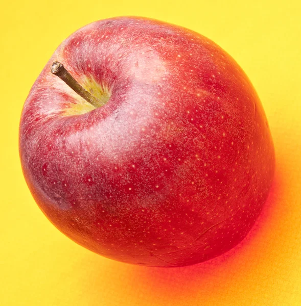 Apfel auf gelb — Stockfoto