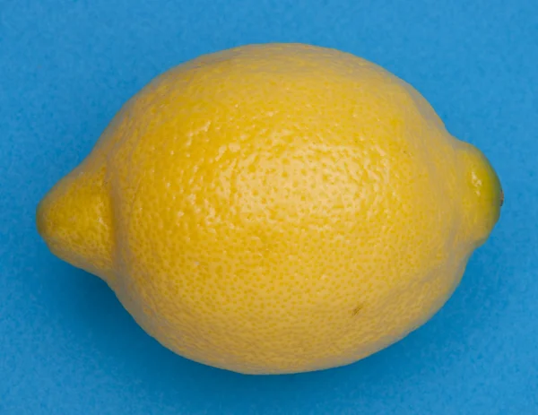 Zitrone auf Blau — Stockfoto