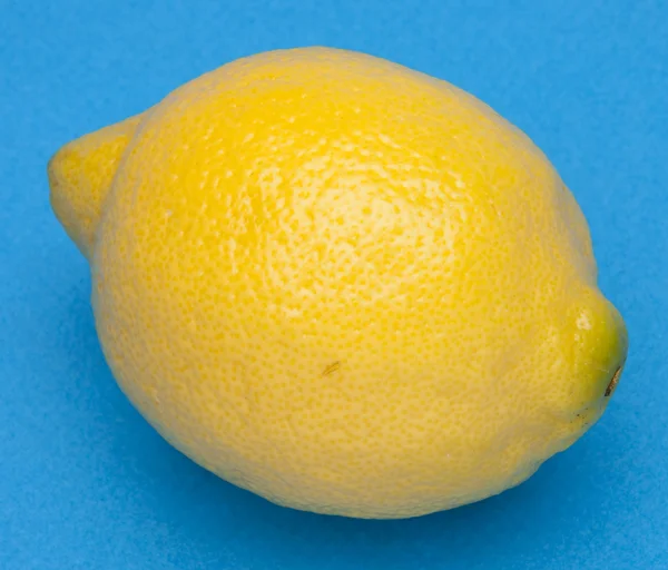 Zitrone auf Blau — Stockfoto
