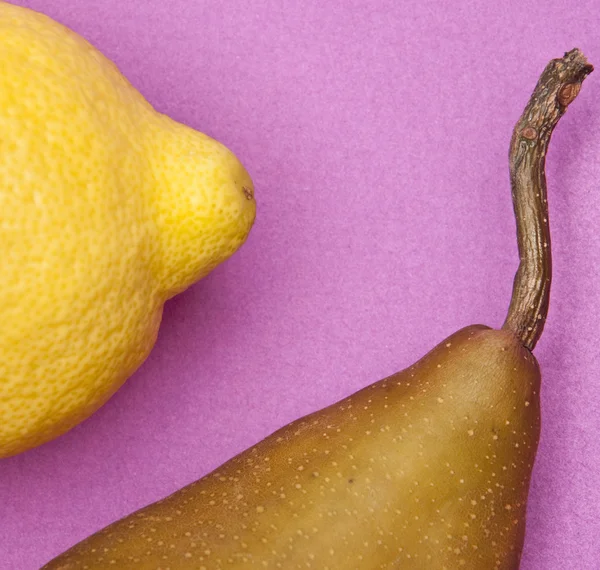 Zitrone und Birne auf Purpur — Stockfoto