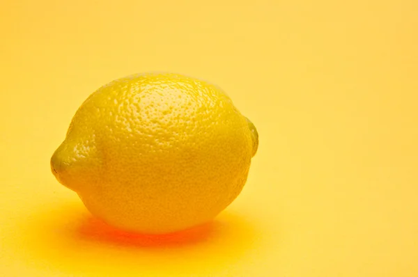 Citron på gula — Stockfoto