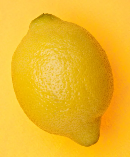 Limone su giallo — Foto Stock