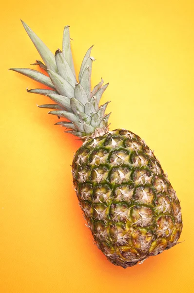 Ananas op geel — Stockfoto