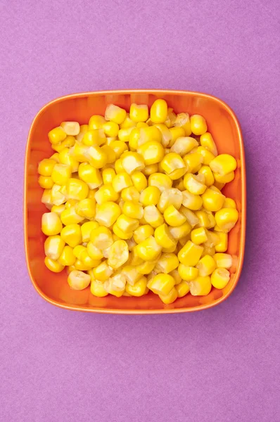 Миска з консервованої кукурудзи — стокове фото