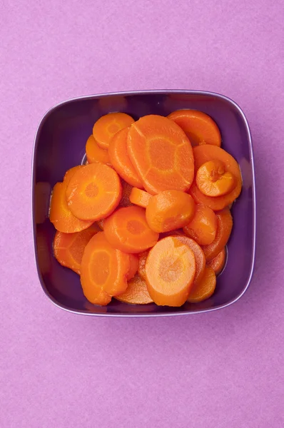 Skål med konserverad morötter — Stockfoto