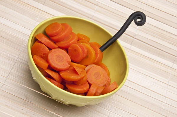 Миска з консервованої моркви — стокове фото