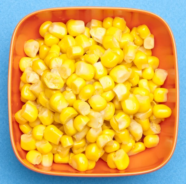 Миска з консервованої кукурудзи — стокове фото