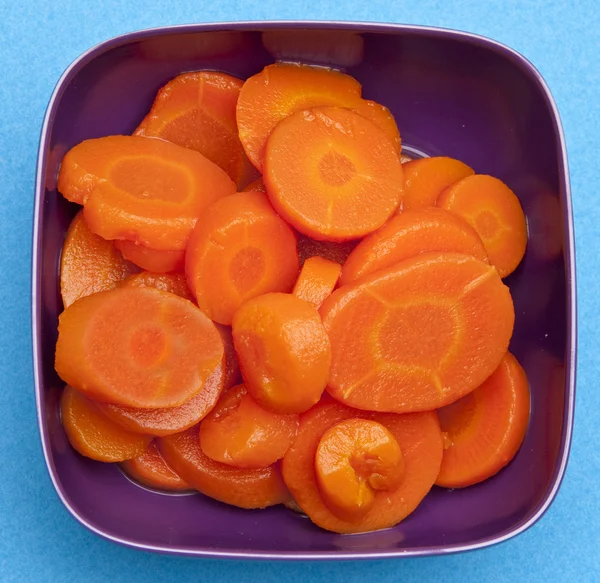 Skål med konserverad morötter — Stockfoto