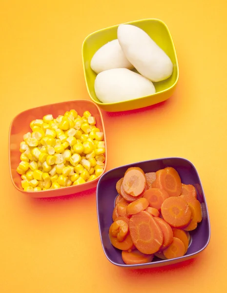 Pulserande skålar av konserverade grönsaker — Stockfoto