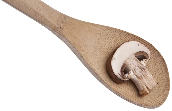 Свежий грибной ломтик на деревянной ложке — стоковое фото