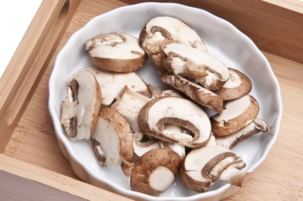 Plasterki grzybów w naczyniu — Zdjęcie stockowe
