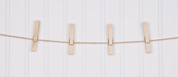 Espinhos de roupa em uma linha — Fotografia de Stock