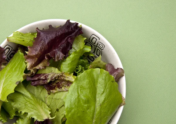 Salada em um fundo verde — Fotografia de Stock