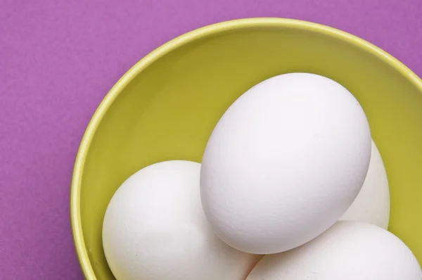 Eieren in een kom — Stockfoto