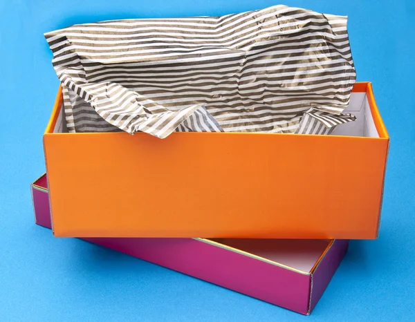 Подарочная коробка оранжевого и розового цвета — стоковое фото