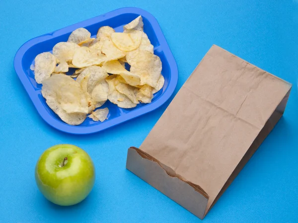 Almuerzo escolar saludable vs comida chatarra — Foto de Stock