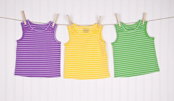 Dětské košile na prádelní šňůře — Stock fotografie