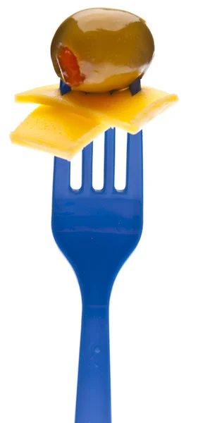 Käse und Oliven auf einer Gabel — Stockfoto