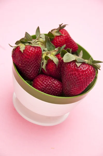 Bol de fraises fraîches sur rose — Photo