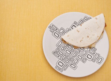 bir tabakta Quesadilla