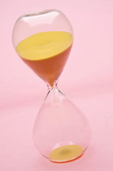Modernes Stundenglas auf rosa — Stockfoto