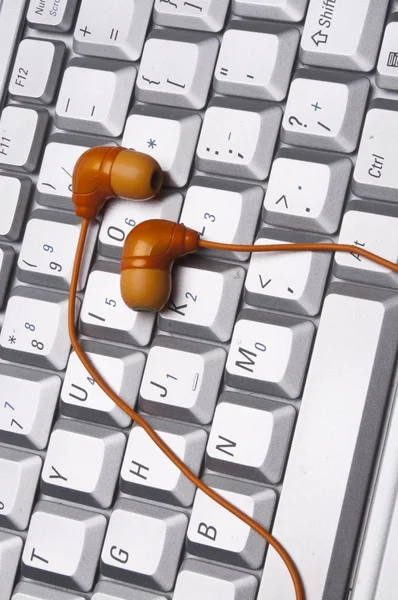 Зображення клавіатури ноутбука з навушниками — стокове фото