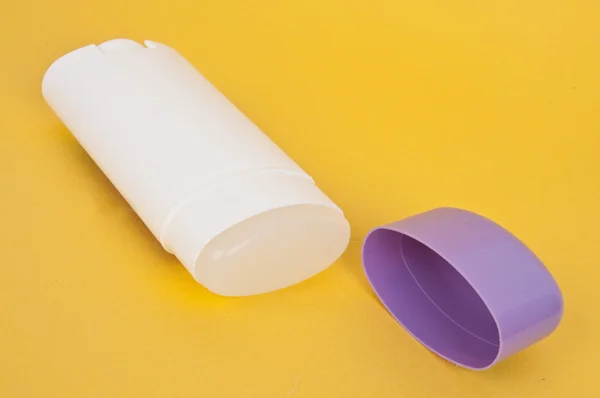 Bir mor ile boş deodorant konteyner — Stok fotoğraf