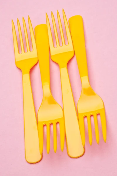 Tenedores amarillos en rosa — Foto de Stock