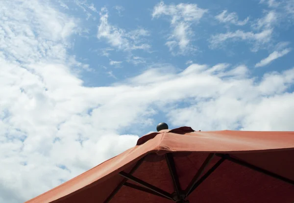 Wolken durch einen Regenschirm — Stockfoto