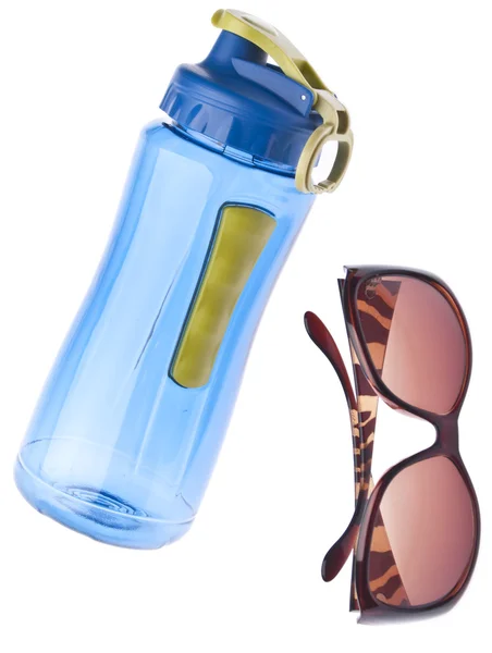 Garrafa de água e óculos de sol — Fotografia de Stock