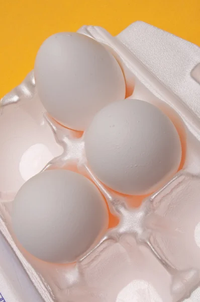 Eier auf leuchtendem Gelb — Stockfoto