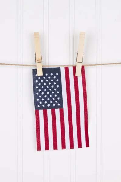 Американский флаг на бельевой верёвке — стоковое фото