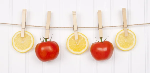 Summer Lemon Slices and Tomatoes Hanging — Stock Photo, Image