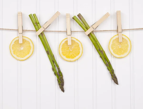 Verano rodajas de limón y espárragos Hangin — Foto de Stock