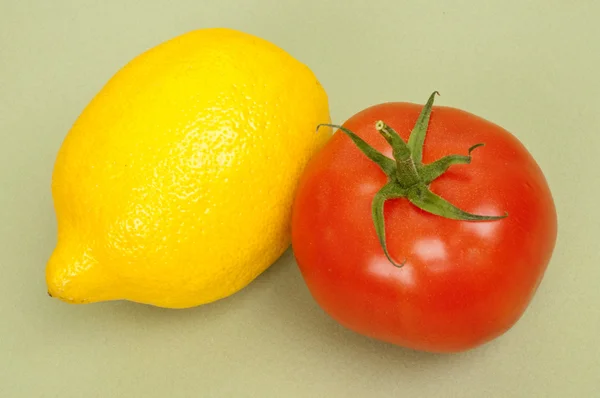 Zitrone und Tomate — Stockfoto
