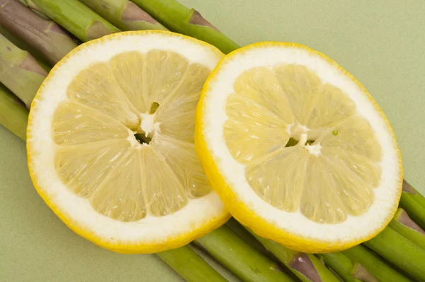 Limón y espárragos — Foto de Stock